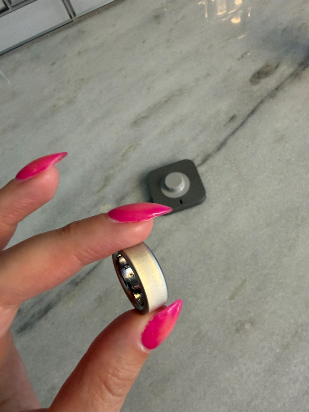 Oura Gray Magnetic Ring and Charger - Brushed Silver Smart Ring size 7 used 2x - Picture 4 of 7